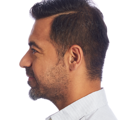 Aparelho auditivo intracanal personalizado preto com fio de extração branco sobre fundo azul-marinho, fotografia de produto realista detalhada