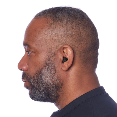 Aparelho auditivo intra-auricular preto brilhante personalizado em formato de concha sobre fundo azul-marinho, fotografia de produto realista detalhada