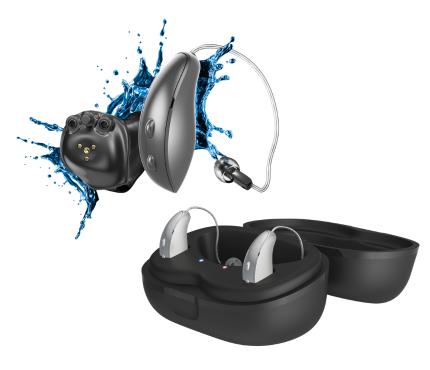 Aparelho auditivo retroauricular prata com jato de água azul espirrando ao redor, ao lado de estojo carregador preto aberto com dois aparelhos auditivos, fundo branco, fotografia de produto realista ultra-detalhada